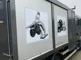 Een zijaanzicht van de truck die ROV's vervoert